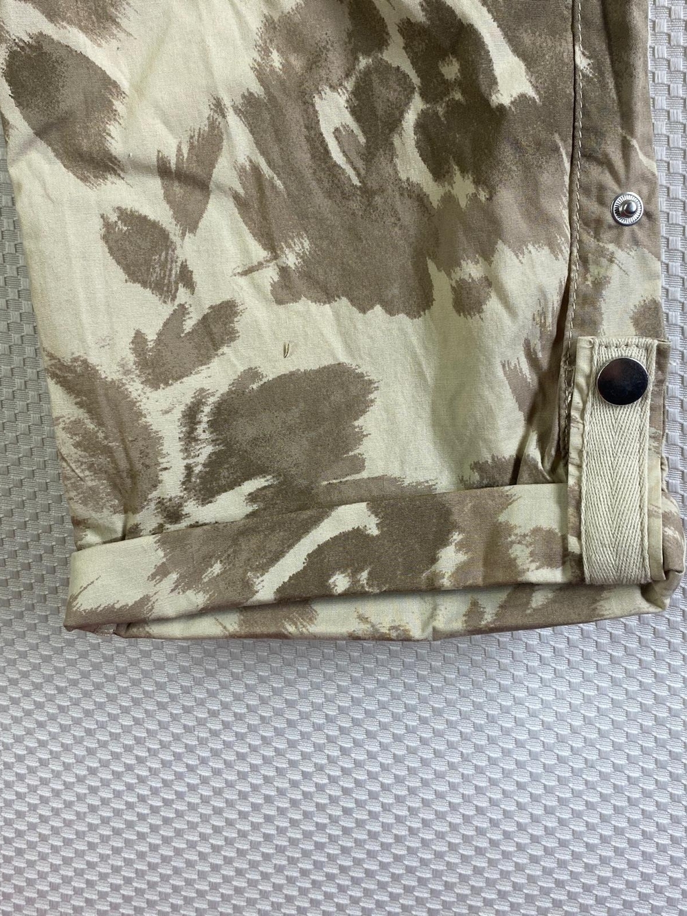 NWT Democracy Khaki Floral Tie-Dye Cropped Pants 12 - Picture 3 of 8